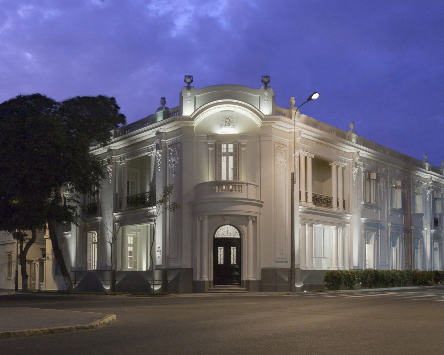 hotel b facade