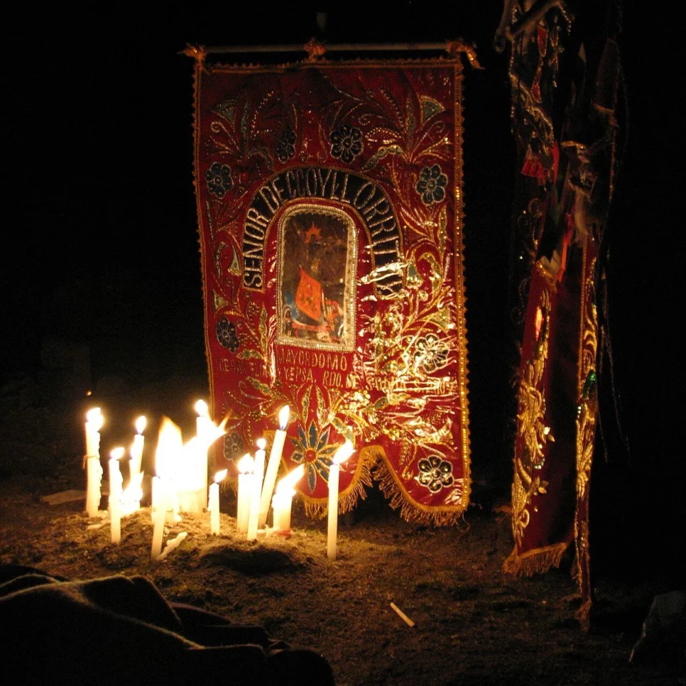 dd qoyllur r iti shrine by night