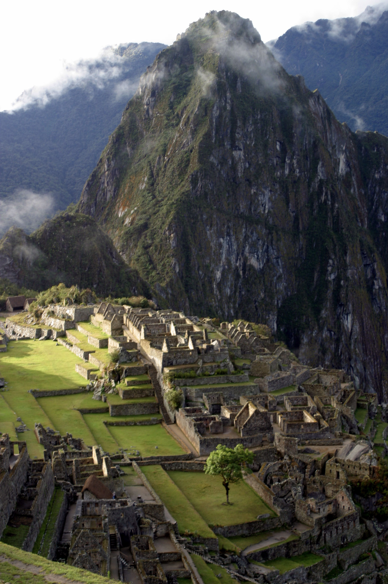 aracari machu picchu ruins4